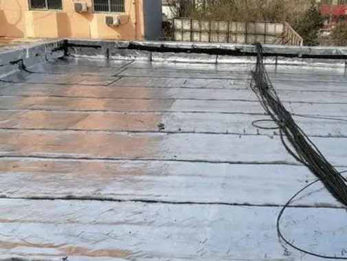 津南卫生间漏水维修公司分享下津南屋面楼顶防水刚性防水层施工要点。